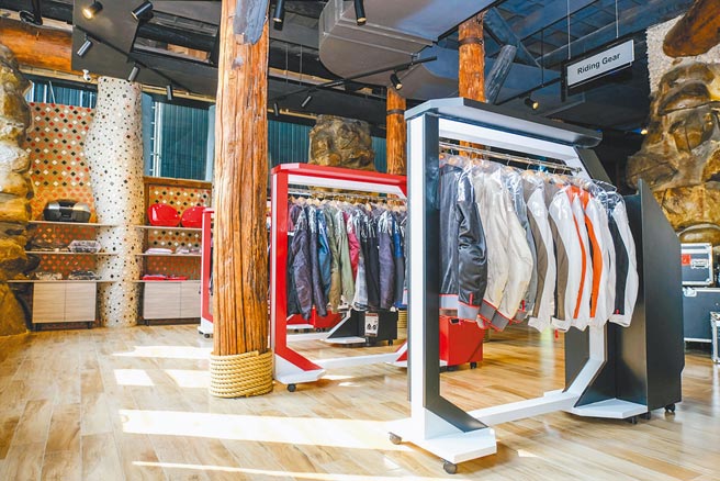 Honda Motorcycle Tainan大量使用木、石材质装潢。（Honda Taiwan提供）