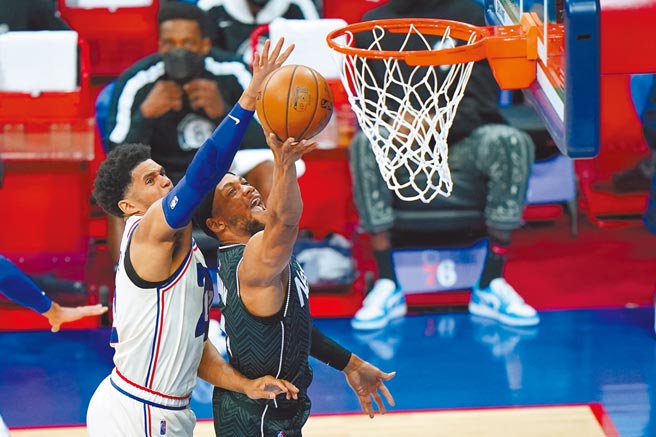 籃網隊布魯斯布朗（右）飛身上籃，七六人隊托比亞斯哈里斯從後方嘗試封阻。（美聯社）