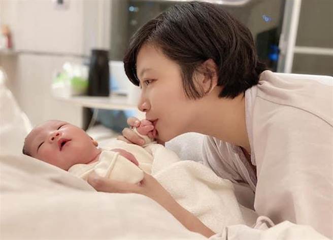 徐麗雯看著女兒小海葵，散發母愛。（客台提供）