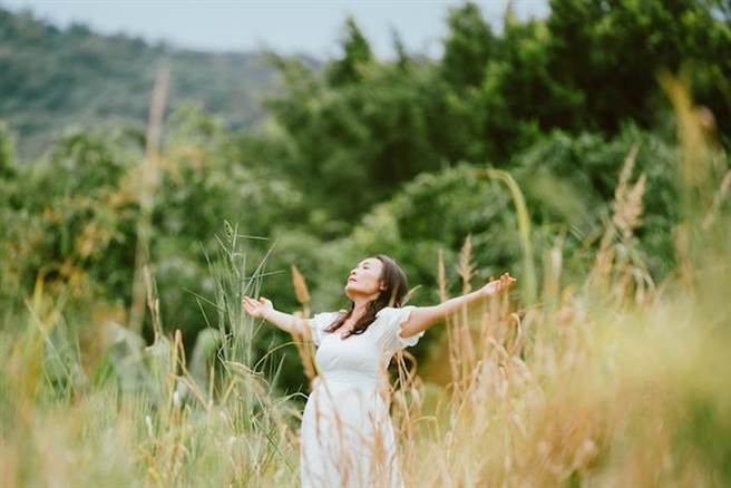 「劇場天后」徐堰鈴在《光的孩子》飾演面臨親人死亡與試管新生命的大齡舞蹈家。（客台提供）