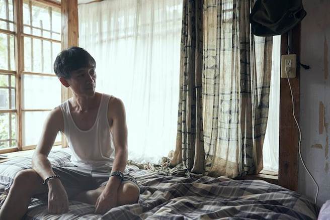 安原良在《光的孩子》飾演照顧失智母親的中年男子，融入真實生活體驗的演出讓導演徐麗雯動容。（客台提供）