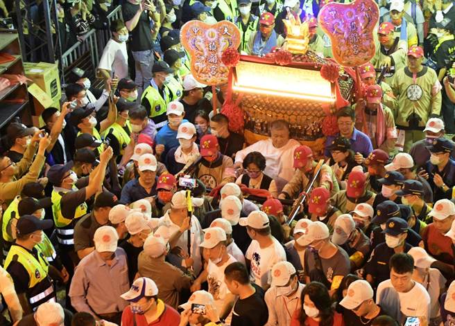 大甲妈深夜12点从永乐街天后宫起驾回銮，披星戴月出彰化城了，数万信眾参拜场面壮观。（吴敏菁摄）