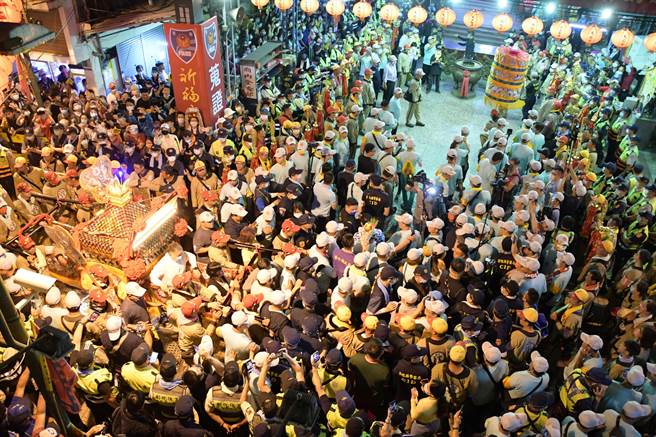 大甲妈深夜12点从永乐街天后宫起驾回銮，披星戴月出彰化城了，数万信眾参拜场面壮观。（吴敏菁摄）