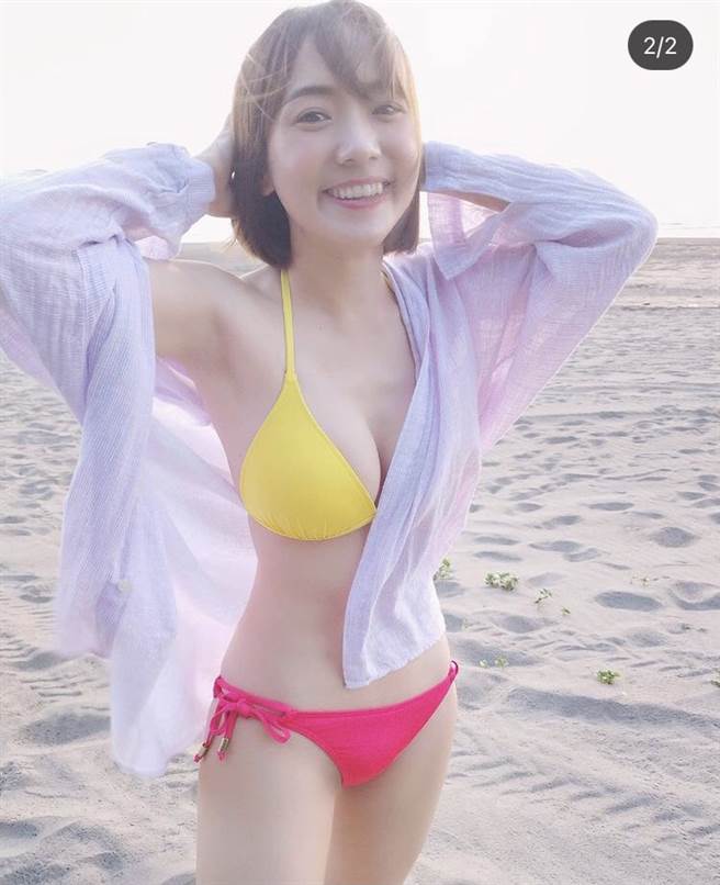 正妹劳检员穿比基尼的照片曝光，只见拥有俏丽短髮的她，露出甜美笑容看着镜头，雪白皮肤和火辣身材让人移不开目光。（图／翻摄自IG）