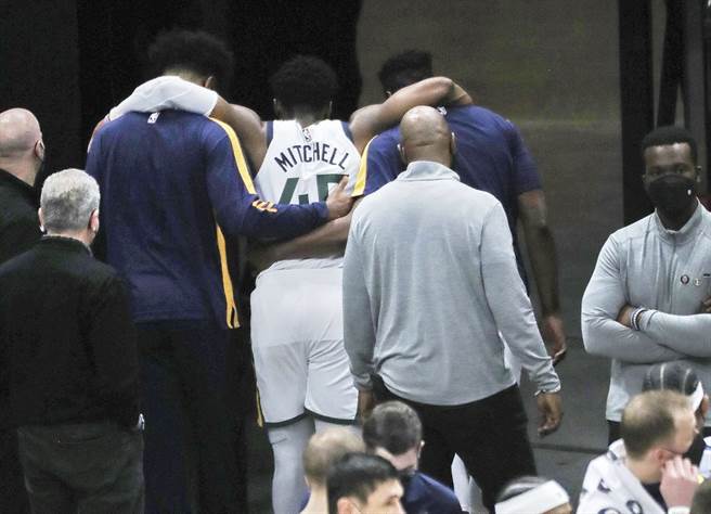 爵士后卫米契尔只能依赖队友搀扶才可离场球场治疗。(美联社)