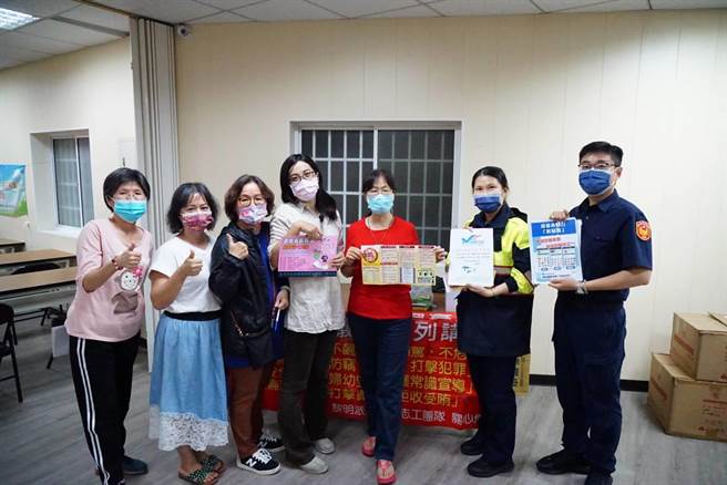 第四分局黎明派出所利用機會走入鄉里，向民眾宣導關於詐騙集團常用的手法及防詐觀念，來提升民眾對於防詐的警覺心。（警方提供）