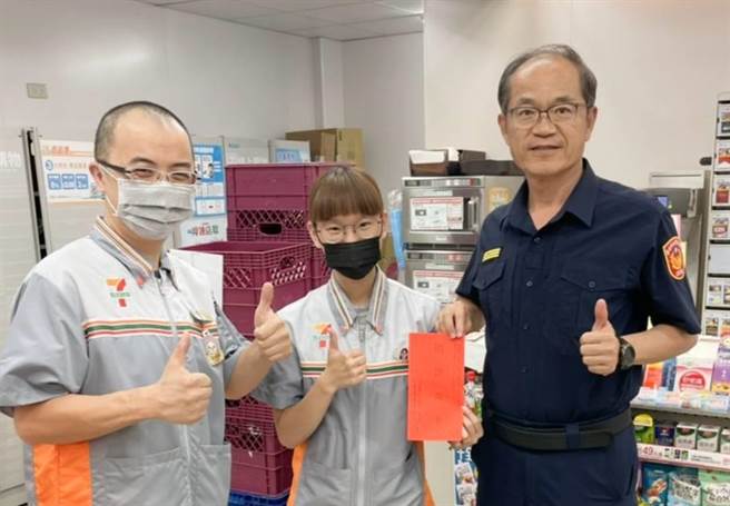 白河警分局长陈明宏（右）感谢小7陈姓女店员（中）2度拦诈，亲临店内颁赠奖励金。（白河警分局提供／张毓翎台南传真）