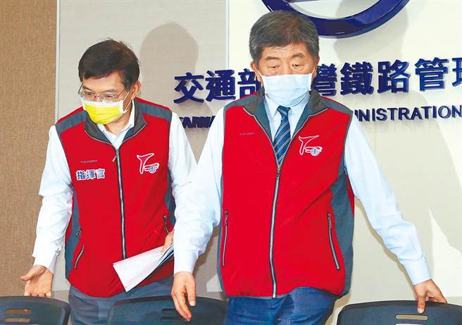 交通部次长王国材（左）和卫福部长陈时中（右）4月5日一同出席台铁记者会。（图／本报系资料照）