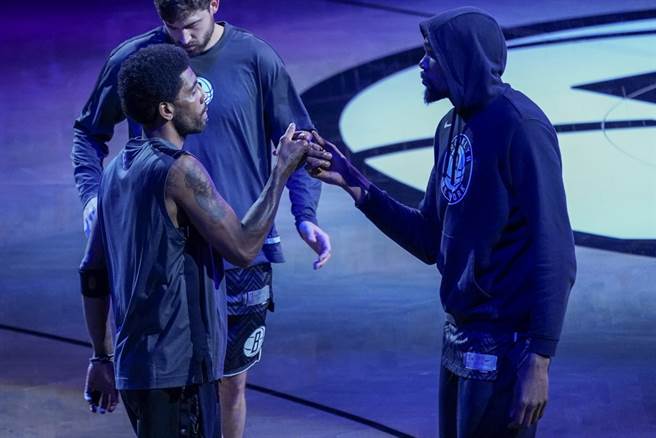 殺神模式開啟！杜蘭特(右)賽前跟厄文擊掌備戰。(美聯社)
