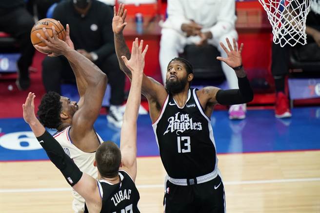 就算面对快艇前锋保罗乔治扑上防守，七六人中锋恩比德仍靠后仰出手。(美联社)