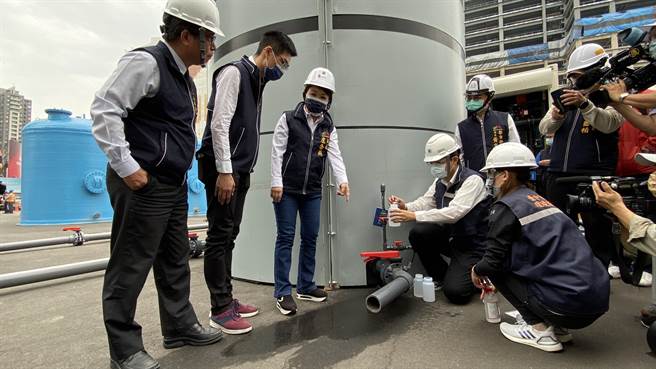 台中市長盧秀燕到勤美之森建案工地，視察地下水資源淨化設備。（陳淑芬攝）