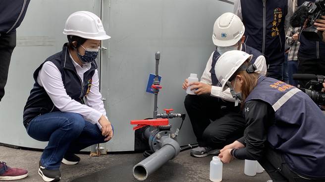 台中市長盧秀燕到勤美之森建案工地，視察地下水資源淨化設備。（陳淑芬攝）