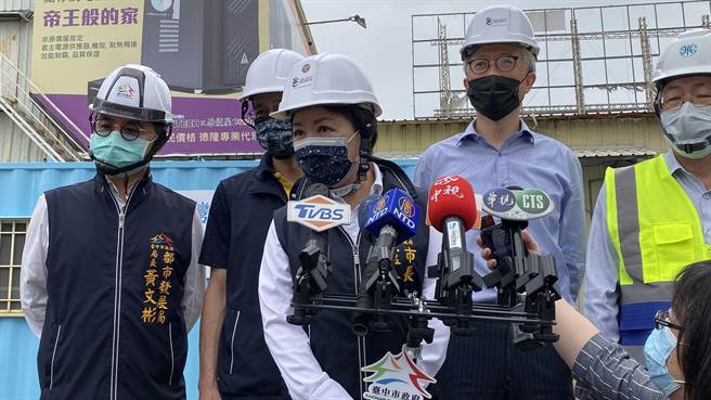 台中市長盧秀燕到勤美之森建案工地，視察地下水資源淨化設備。（陳淑芬攝）