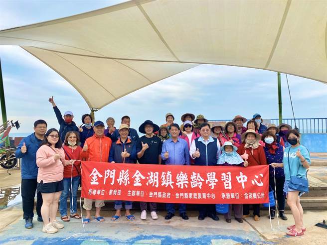 大家开心相约在今年的花蛤季活动，也偕家人一起来海边走一走。（金湖镇公所提供）