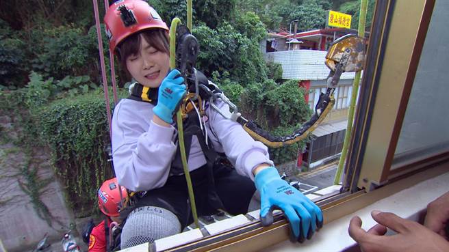 有惧高症的杨小黎挑战爬上6楼高的公寓，吓到双腿发软。（三立提供）