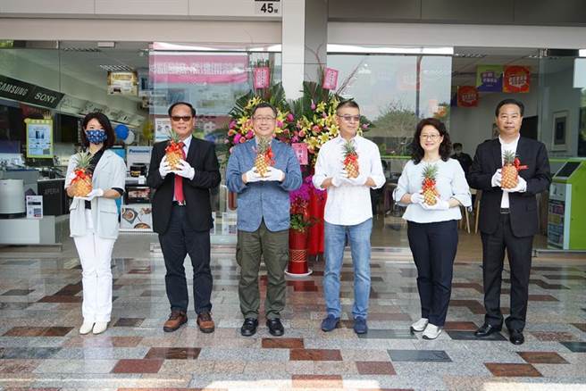 （神脑高雄巨蛋门市乔迁，总裁林保雍(图右三)、董事长赖劲麟(图左三)、策略长邱致忠(图右一)亲自主持乔迁仪式。图/神脑提供）