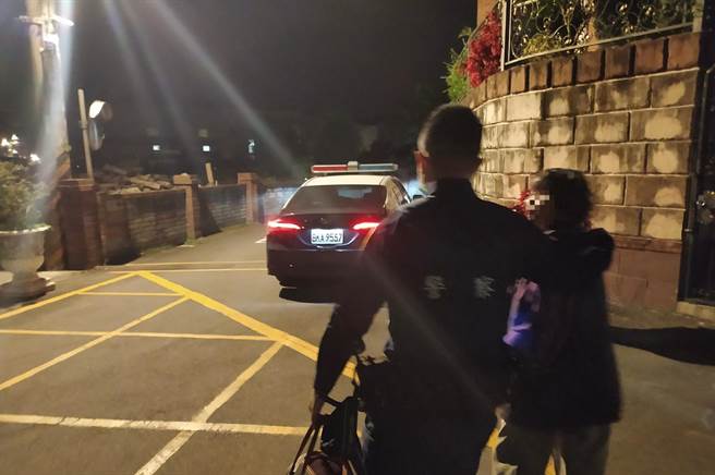 78歲失智老婦深夜溜出門員警協助返家。(警方提供／呂筱蟬桃園傳真)