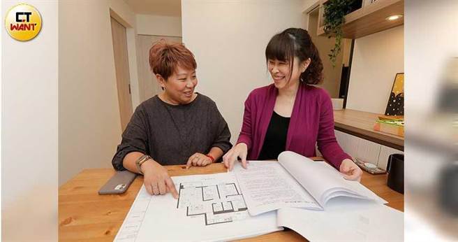 住在新北市中和的张碧玲(左)，在网路上遇到了「住保履约」设计师程于纯(右)，去年12月中完成装潢，张碧玲一家开心入住，两人成为好朋友。(图／黄耀徵摄)