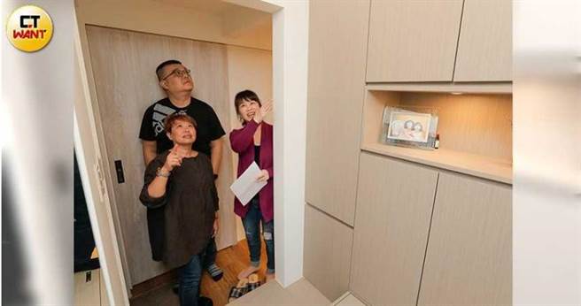 坤仪室内装修设计有限公司程于纯(右1)为住保履约设计师，儘管履约费1%须由设计师负担，他觉得能让消费者放心反而更能促成合作，更何况自己也能获得保障。(图／黄耀徵摄)