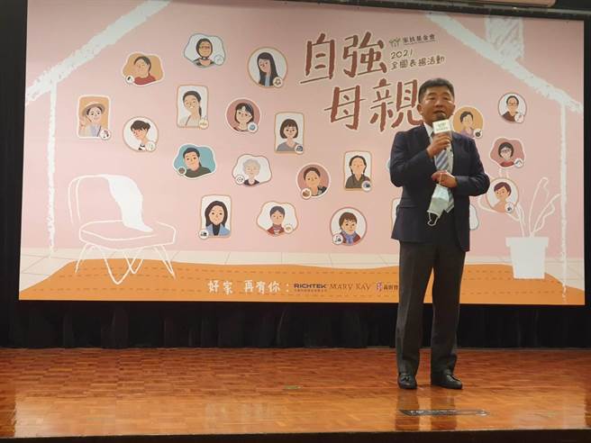 卫福部长陈时中参加家扶基金会在全国大饭店举办「2021全国自强母亲表扬活动」，对健保费调涨提出回应。（冯惠宜摄）