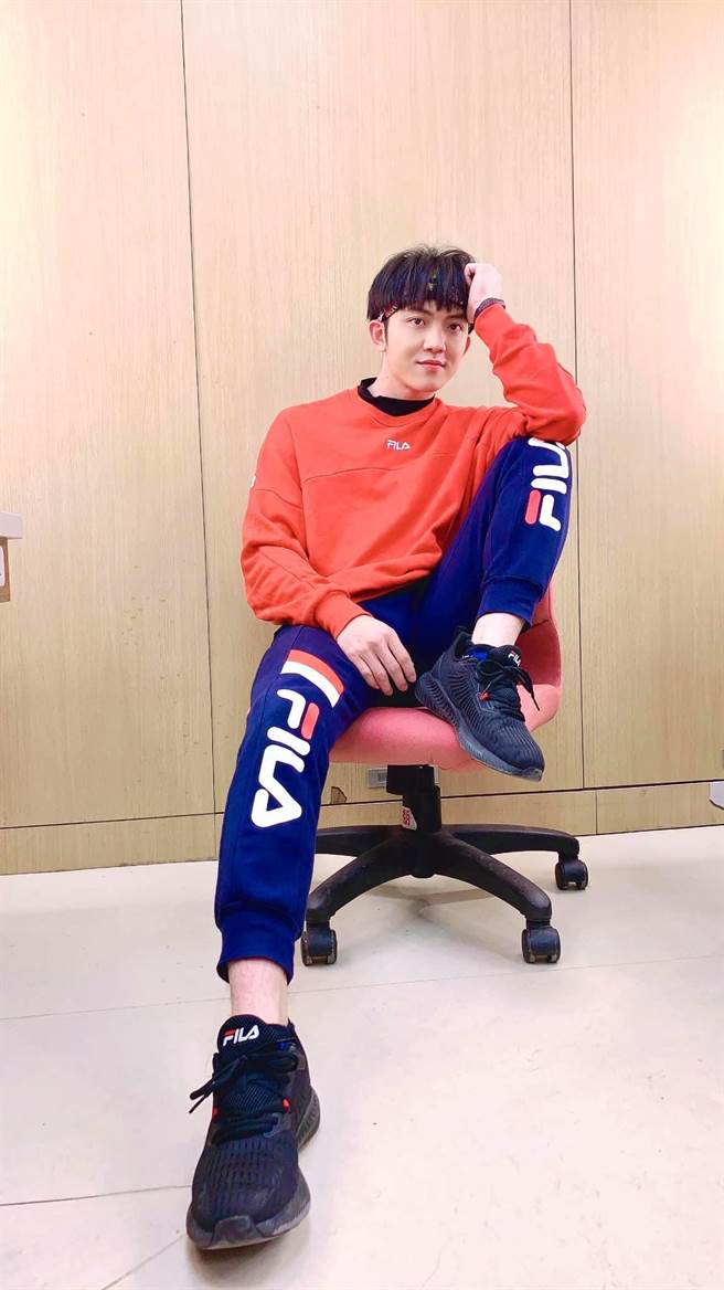 郭忠佑与好友奶妈主持Podcast。（翻摄郭忠佑脸书）