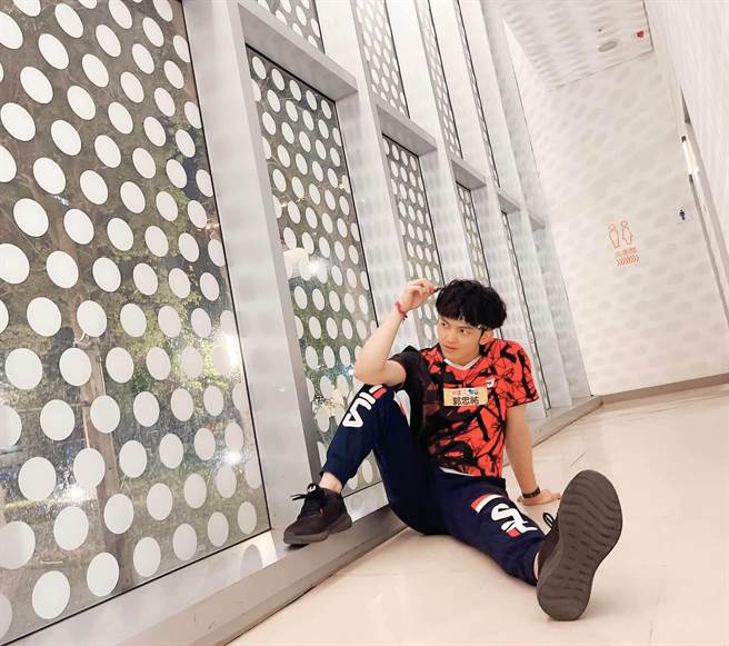 郭忠佑与好友奶妈主持Podcast。（翻摄郭忠佑脸书）