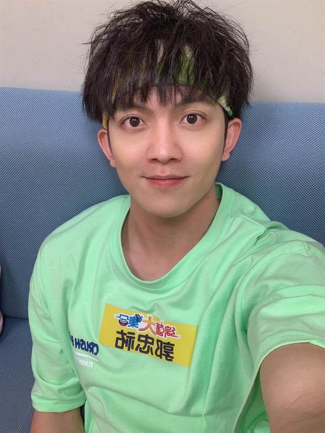 郭忠佑与好友奶妈主持Podcast。（翻摄郭忠佑脸书）