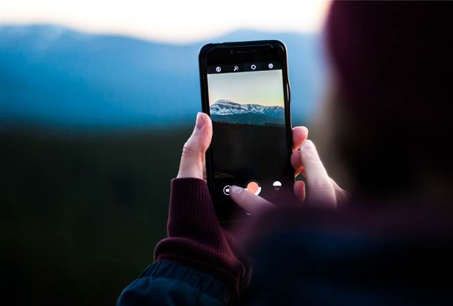 男子爬圣盖博山时不小心迷路，当时拍下一张风景照，并传给友人求助，而一名神人看到照片后，马上找出可能位置。(示意图/达志影像)