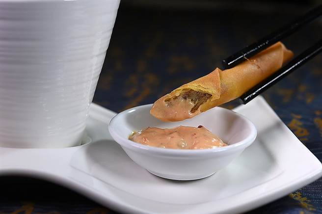 品嘗〈松露蟹肉卷〉時可以沾點用豆瓣醬與美乃滋調的沾醬，入味更有味號道。（圖／姚舜）