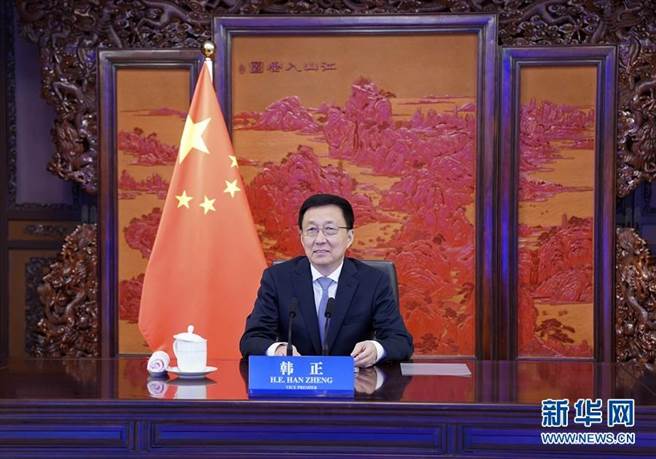 4月16日，中共中央政治局常委、国务院副总理韩正在北京以视讯会见赴中访问的美国总统气候问题特使凯瑞。（新华社）