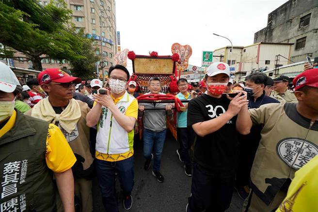大甲妈回銮进入台中大肚，立法院副院长蔡其昌率庄竞程等11民代及议员接驾。（王文吉摄）
