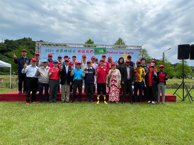 新北市府響應世界地球日，在貢寮種下120棵樹。（新北市農業局提供）