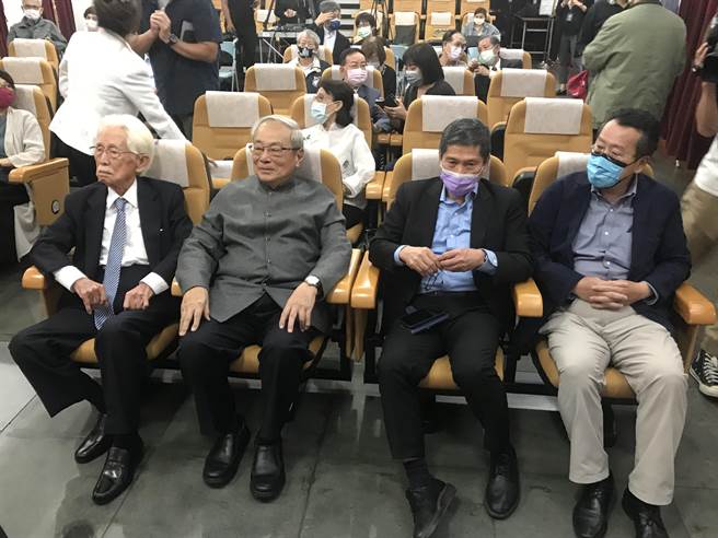 立法院日前三读通过房地合一税2.0修法， 遏止短期炒房的投机行为、不当哄抬房价，在野党跨党派立委将续推「囤房税」，目前阁员中，国安会秘书长顾立雄（右）夫妇荣获房产王。（曾薏苹摄）