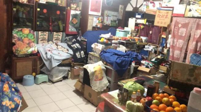 网友分享自家照，对于要缴房租3000元感到不满。（翻摄PTT）