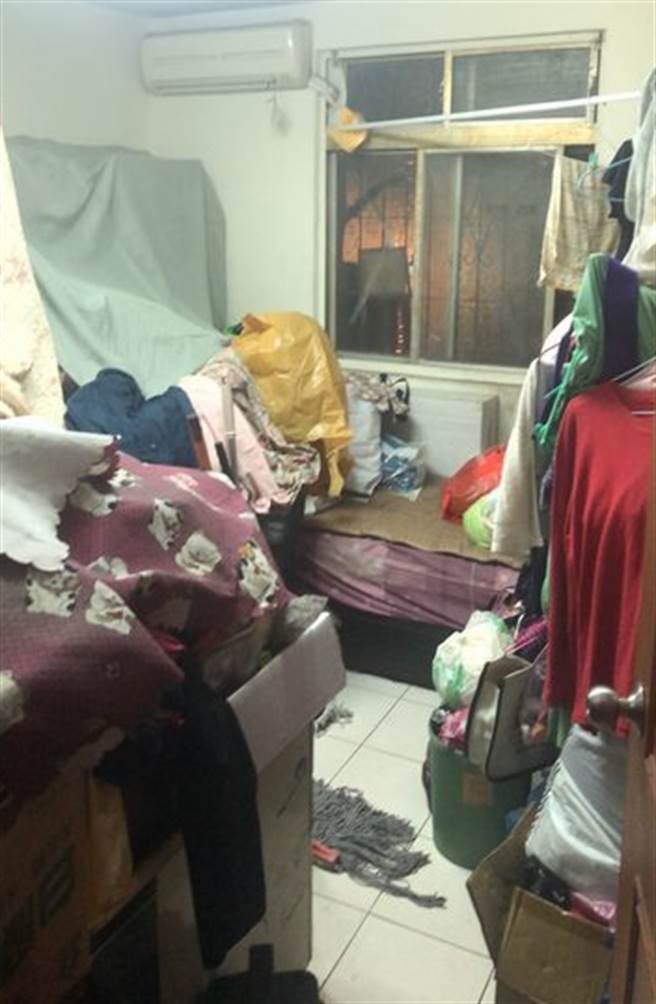 房子约27坪不算太小，但过多杂物堆放，显得拥挤。（翻摄PTT）