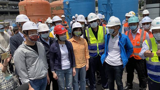 經濟部長王美花視察「勤美之森」建築工地地下水淨化設備。（陳淑芬攝）