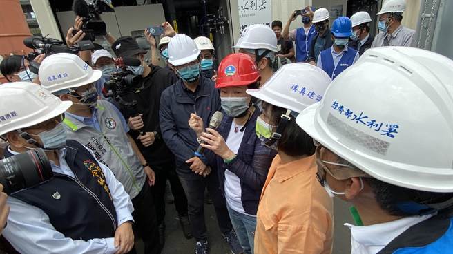 經濟部長王美花視察「勤美之森」建築工地地下水淨化設備。（陳淑芬攝）