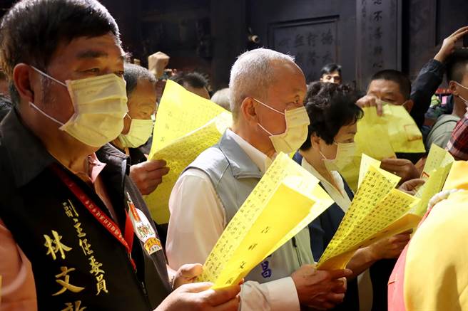 苗栗县长徐耀昌（左二）16日深夜前往北港朝天宫，参与白沙屯拱天宫妈祖刈火仪式。（苗栗县政府提供／庄旻静苗栗传真）