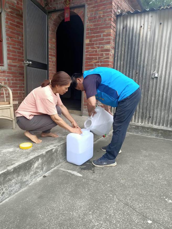寶山鄉寶斗村有27戶居民為供五停二分區停水範圍，其中有8戶為獨居長者，新竹縣政府、寶山鄉公所協助備水。（莊旻靜攝）
