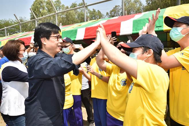 高雄市長陳其邁（前左）17日參加天使盃棒球體驗賽，他與孩子互動。（林瑞益攝）