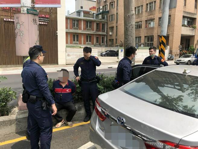 57岁彭姓男子不满妻子有感情纠纷，假意和妻子协商，却把妻子强掳上车，还扬言要分尸妻子，所幸警方拦捕成功。（翻摄照片／赖佑维桃园传真）