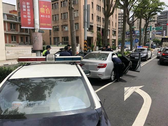 57岁彭姓男子不满妻子有感情纠纷，假意和妻子协商，却把妻子强掳上车，还扬言要分尸妻子，所幸警方拦捕成功。（翻摄照片／赖佑维桃园传真）