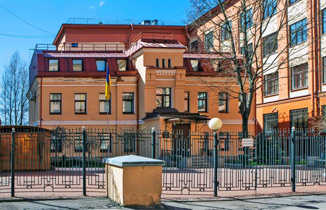 俄乌关系紧张之际，俄国以窃取机密资讯为由，逮捕乌克兰驻圣彼得堡总领事馆领事索索纽克。图为乌克兰驻圣彼得堡总理事馆外观。(图/Shutterstock)

