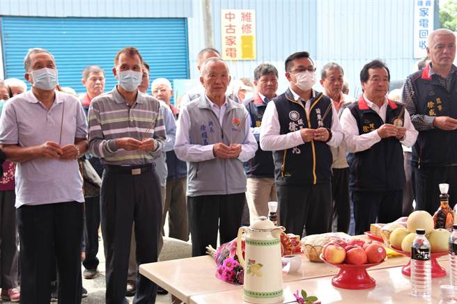 苗栗县长徐耀昌（左三）与徐氏宗亲会，17日于徐骧纪念公园，祭拜抗日先烈，期望徐骧的事蹟得以流芳百世。（苗栗县政府提供／庄旻静苗栗传真）