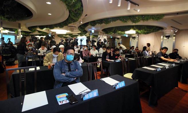 台湾民眾党17日起两天在台北举行2021年党代表共识营暨第一次临时党代表大会，但到场开会的党代表人数一直未达法定过半门槛，眼见党主席柯文哲已到场，随后进入休息室等待，现场党员则急打电话找人，一直到下午1点38分才宣布终于达到人数，正式进入议程。（张铠乙摄）
