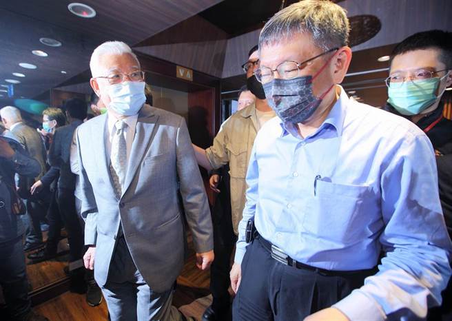 台湾民眾党17日起两天在台北举行2021年党代表共识营暨第一次临时党代表大会，党代表共识营邀请前台北县长尤清（前排左）谈论「党纲与政党发展」，他到场时与党主席柯文哲（前排右）同台，被问及是否会对柯2024选举有期许，尤清称讚柯很优秀，台大医学院的教授，但他也提到后面的政治发展要靠自己。（张铠乙摄）