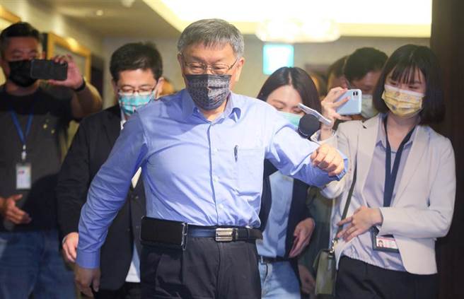 台湾民眾党17日起两天在台北举行2021年党代表共识营暨第一次临时党代表大会，但到场开会的党代表人数一直未达法定过半门槛，现场党员则急打电话找人，一直到下午1点38分才宣布终于达到人数，正式进入议程，议决收党费的党章修改案，党主席柯文哲（中）走出休息室还说「关关难过关关过」。（张铠乙摄）