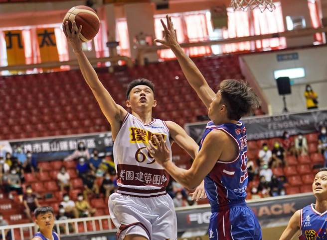 璞园菜鸟射手卢峻翔的表现越来越有新人王的架势。(中华篮协提供)