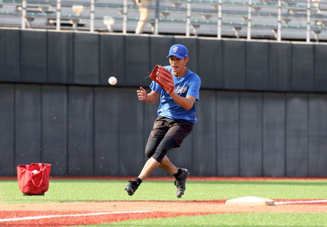 富邦悍将李宗贤今天重回三垒老本行。（毛琬婷摄）