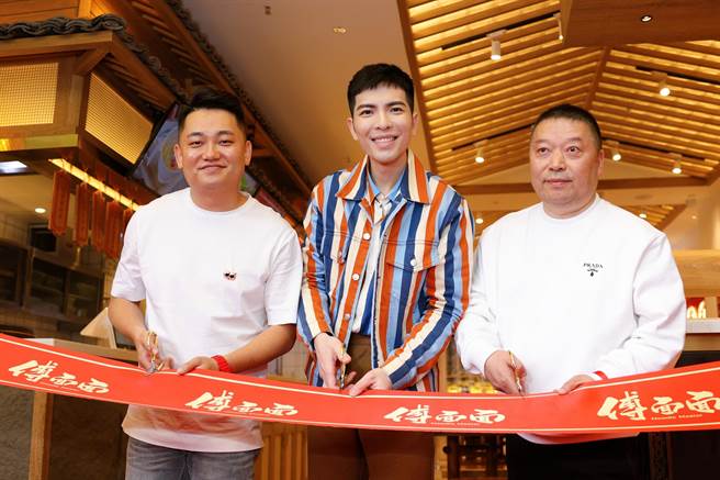 老萧今亲临「傅麵麵」成都首店为开幕加持。（喜鹊娱乐提供）